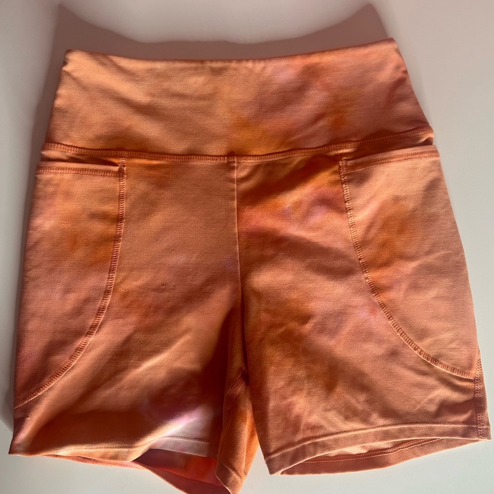 Women’s orange tie dye high waisted yoga biker shorts in size XS